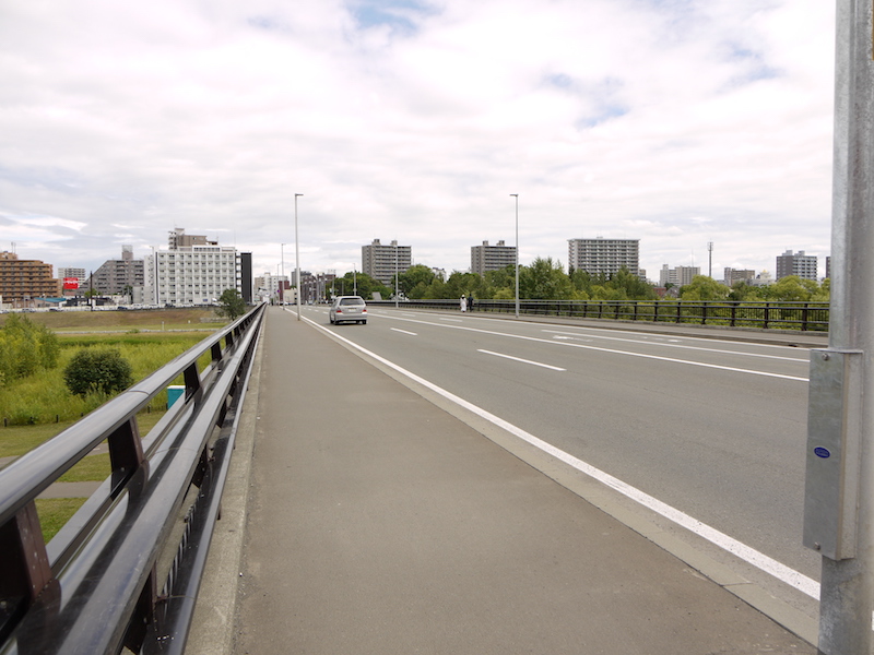 南大橋(札幌市中央区・豊平区) 起点左側から撮影した主要市道旭山公園米里線(菊水・旭山公園通)