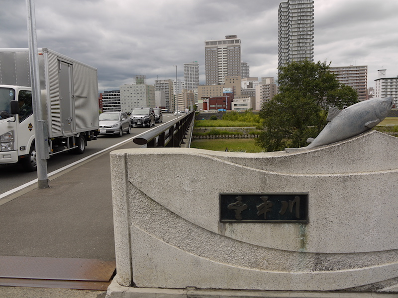 南大橋(札幌市中央区・豊平区) 終点右側から撮影した主要市道旭山公園米里線(菊水・旭山公園通)