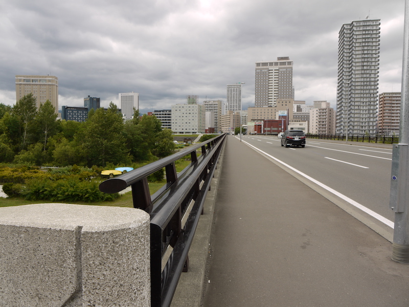 南大橋(札幌市中央区・豊平区) 終点左側から撮影した主要市道旭山公園米里線(菊水・旭山公園通)