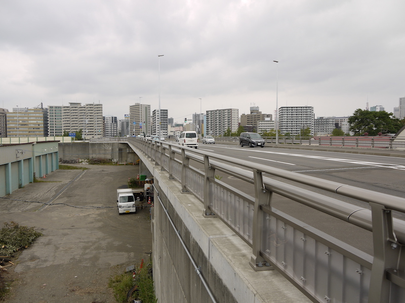 南7条大橋取付高架橋(札幌市豊平区) 終点左側から撮影した南7条大橋取付高架橋