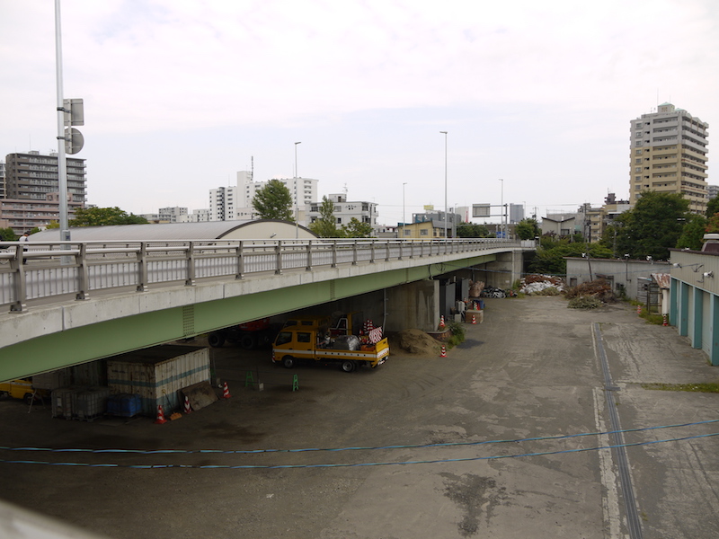 南7条大橋取付高架橋(札幌市豊平区) 起点右側から撮影した南7条大橋取付高架橋