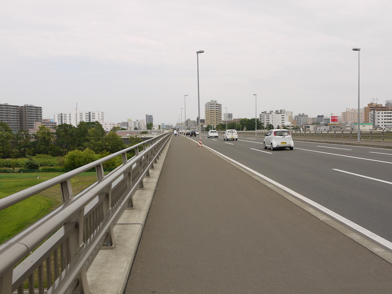 南七条大橋(札幌市中央区・豊平区) 起点左側から撮影した南7条・米里通