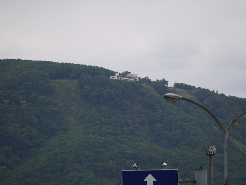天狗山(北海道小樽市) フェリーターミナル付近から撮影(2) 天狗山ロープウェイ山頂駅
