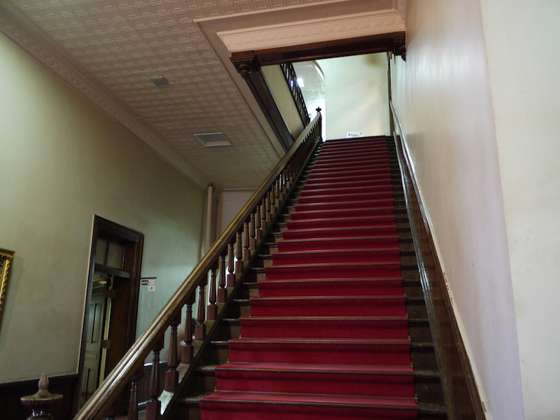 赤れんが庁舎(北海道庁旧本庁舎) 正面入口横の2階へ続く階段