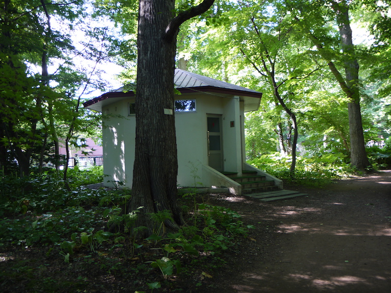 北海道大学植物園 外回りルート ライラック並木出口のトイレ