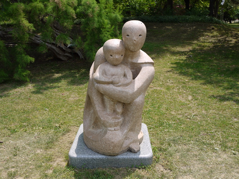 中島公園 母と子の像