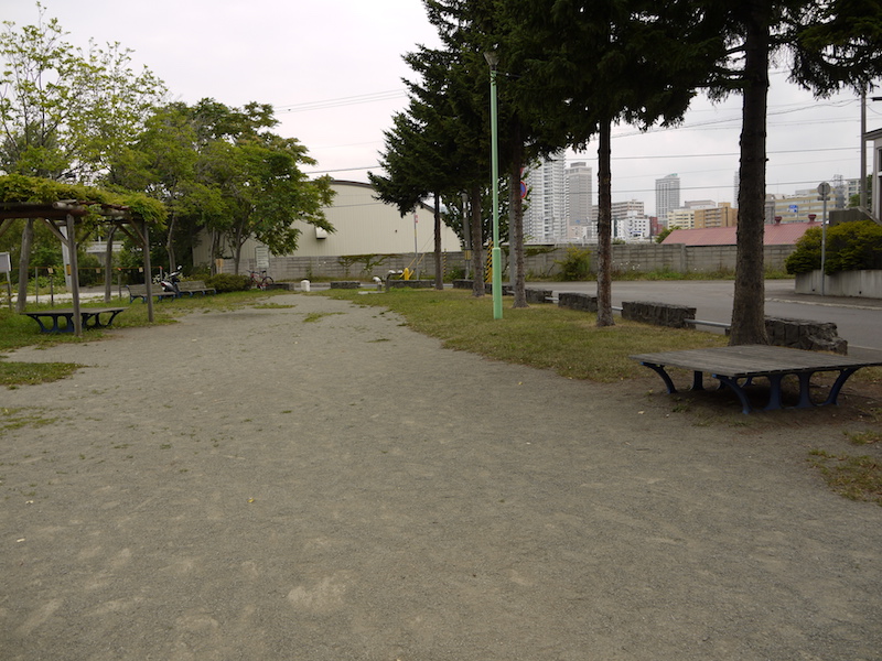 橋南ちびっこ公園(札幌市) 北側入口付近から撮影(2)