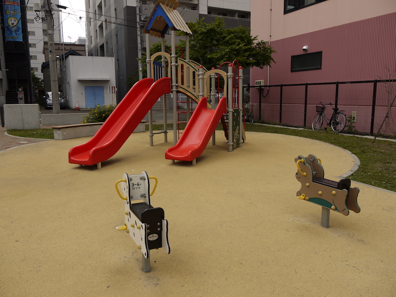新渡戸稲造記念公園(札幌市) 遊具詳細 2連滑り台、ロッキング遊具