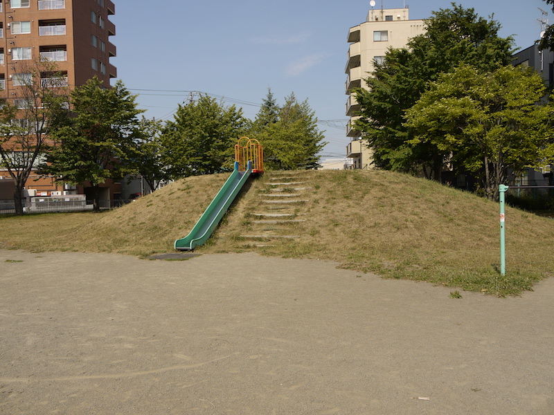 やよい公園(札幌市) 遊具詳細 滑り台(斜面利用)(1)