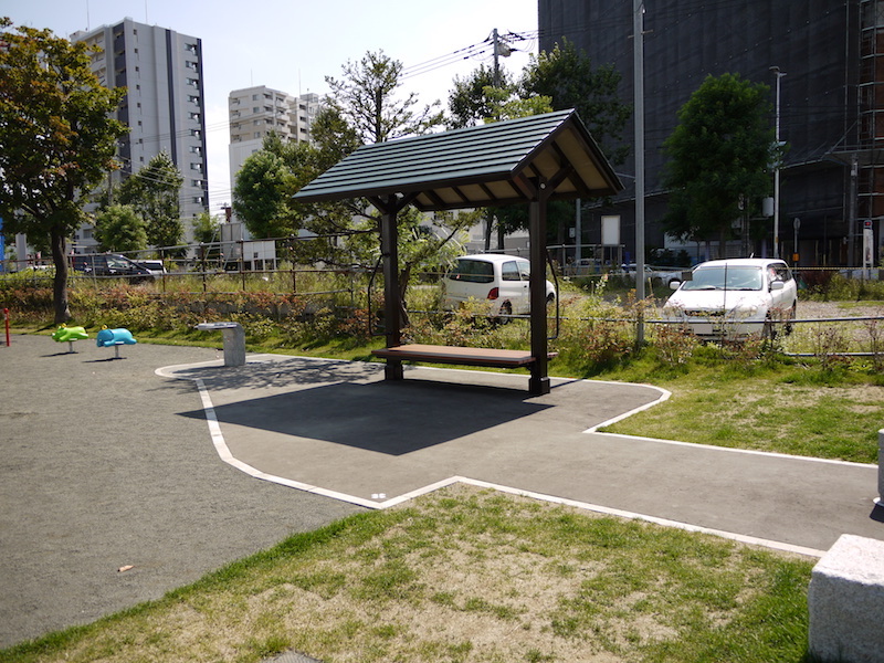 四ツ葉公園(札幌市) 屋根付きベンチ