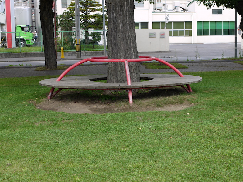 むつみ公園(札幌市) 遊具詳細 樹木利用ベンチ