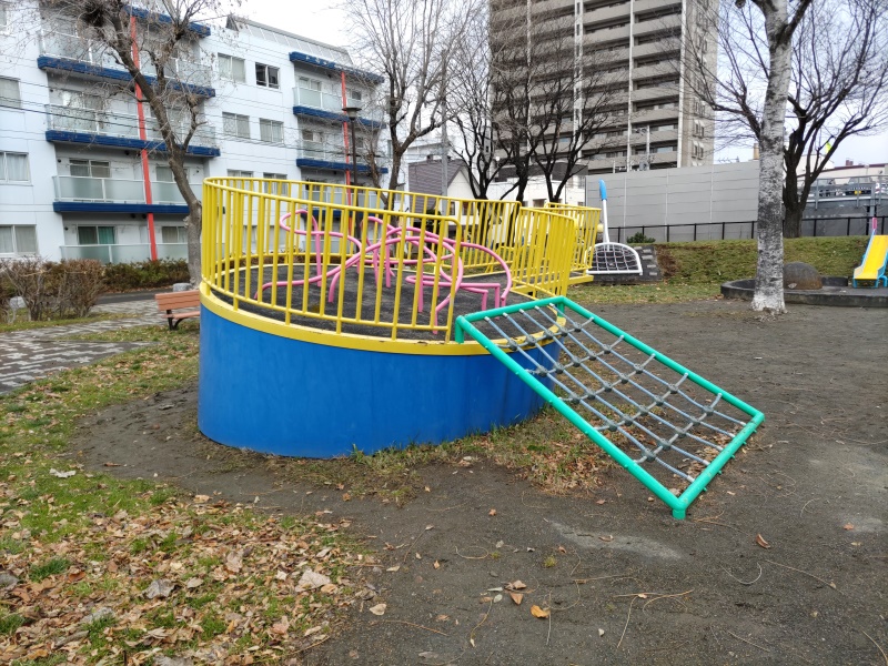 風の子公園(札幌市) クライミング遊具(ネットクライミング付き)