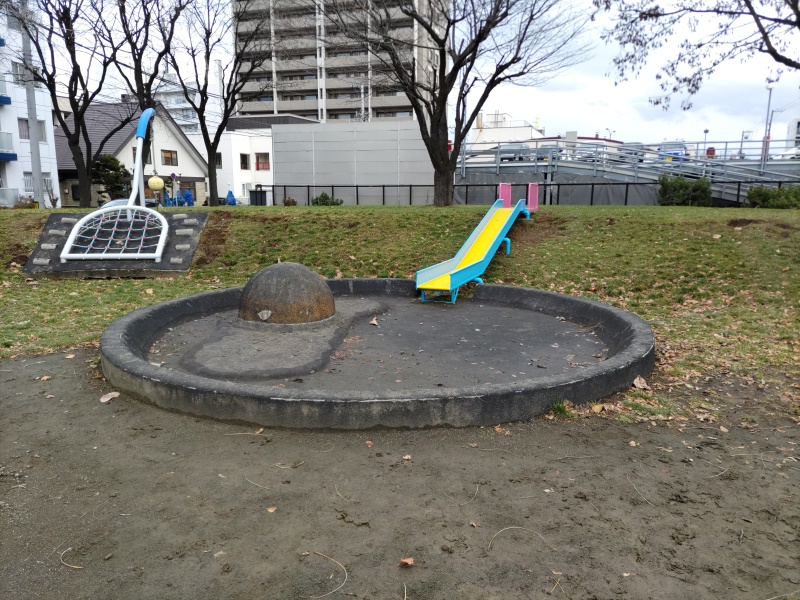 風の子公園(札幌市) 滑り台(斜面利用)