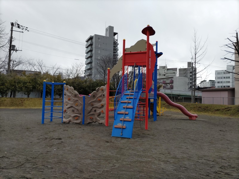 中の島かわら公園(札幌市) コンビネーション遊具