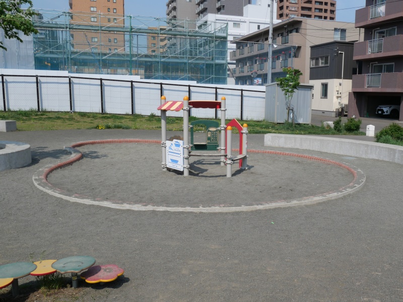南7条りんりん公園(札幌市) 砂場+パネル遊具