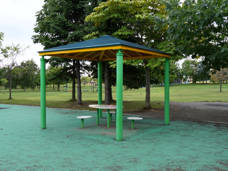 屯田公園(札幌市) 遊具コーナー内東屋
