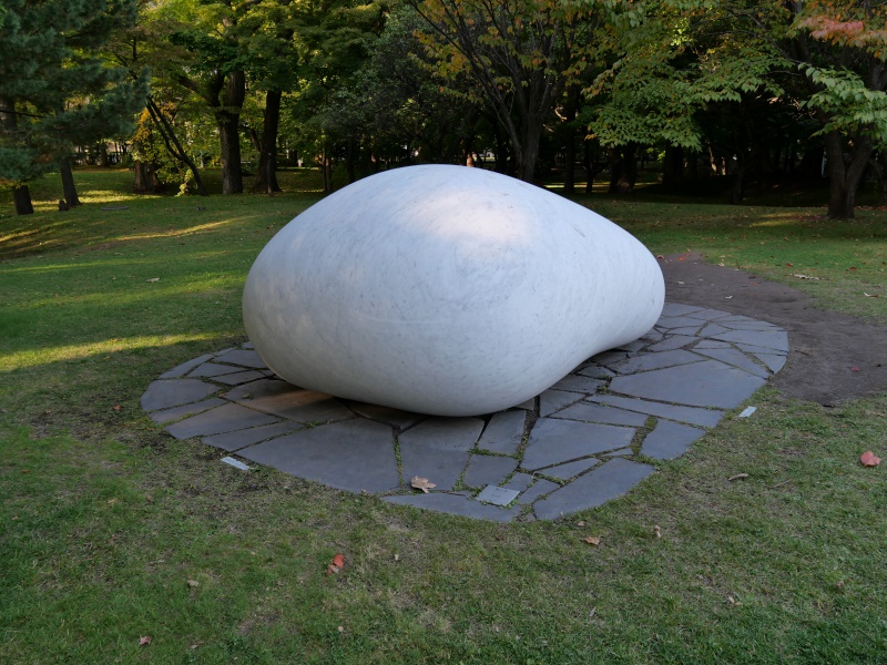 北海道知事公館(札幌市) 彫刻「意心帰」(安田侃作)