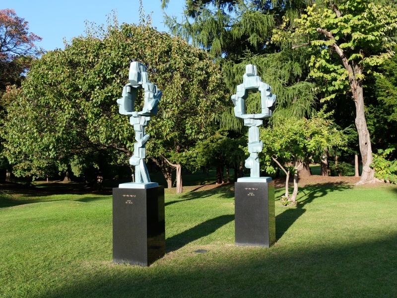 北海道知事公館(札幌市) 彫刻「サキモリ」(流政之作)